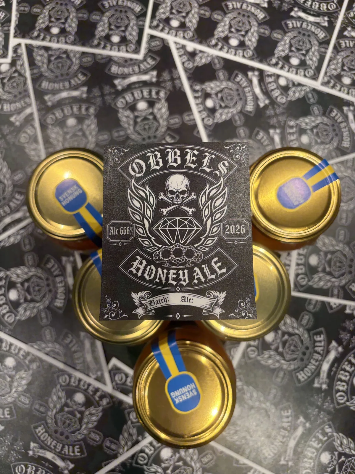 Burkar med svensk honung under en Honey Ale-etikett